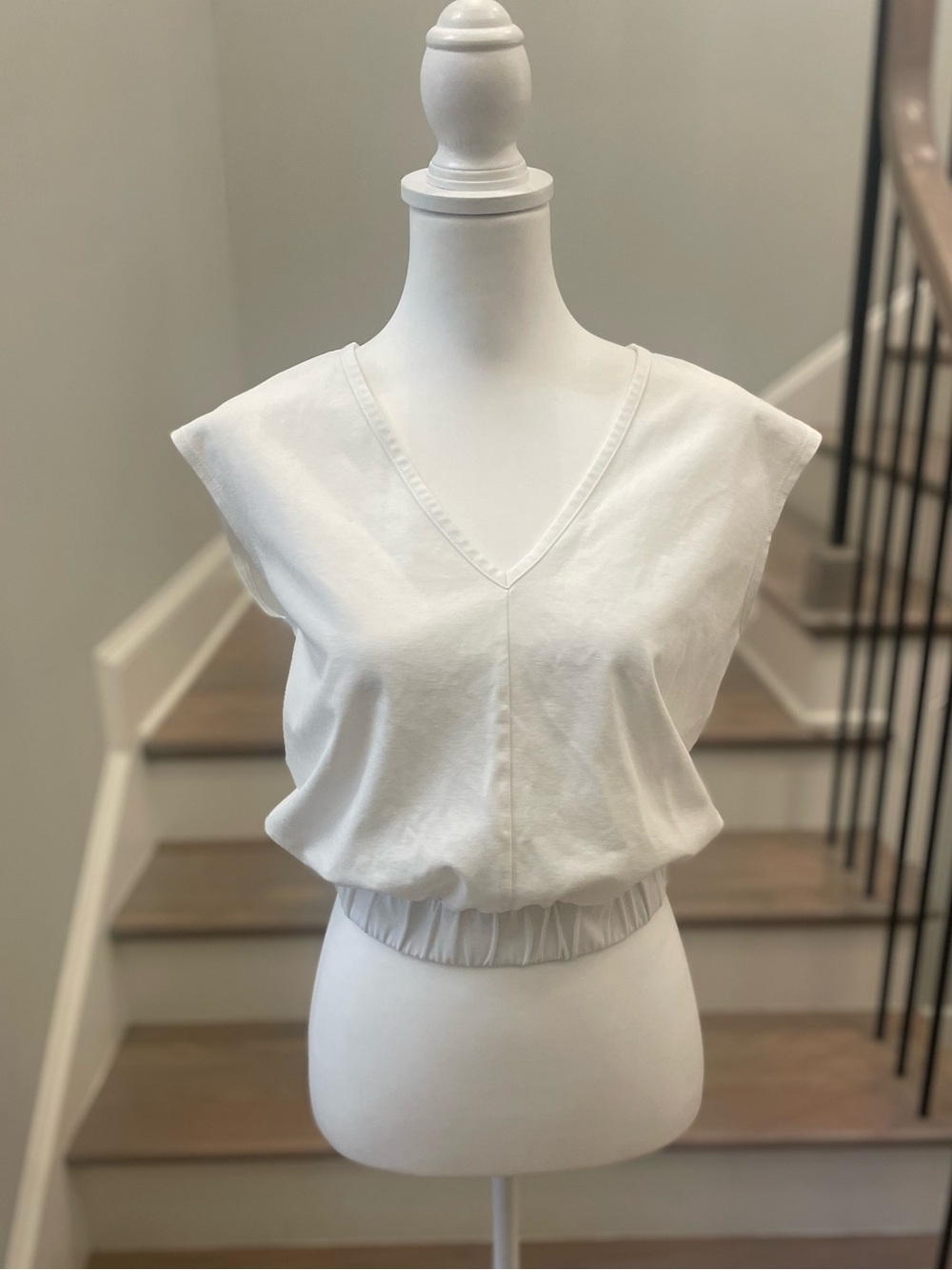 Leo & Sage White Sleeveless V-neck Top XS